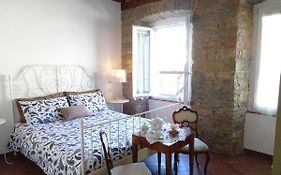 B&B Gens Julia